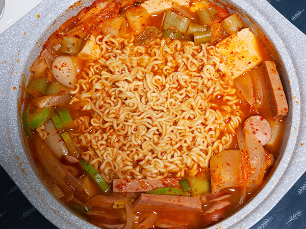 La regla de oro de comer fideos calientes solos