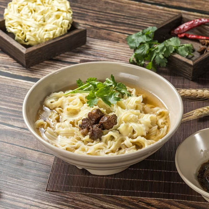 50 g de fideos cortados con cuchillo por porción instantánea